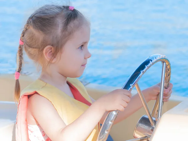 Schöne Dreijährige Mädchen Steuer Eines Bootes Einem Klaren Sommertag — Stockfoto