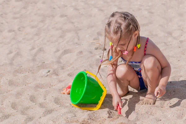 Fröhliches Dreijähriges Mädchen Spielt Einem Klaren Sommertag Mit Eimer Und — Stockfoto