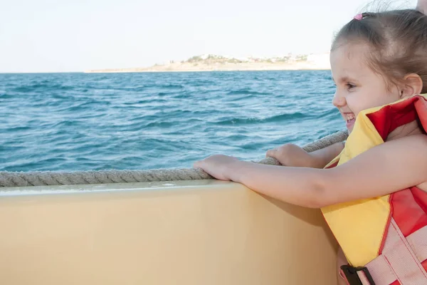Kleines Mädchen Segelt Einem Klaren Sommertag Mit Dem Boot Über — Stockfoto
