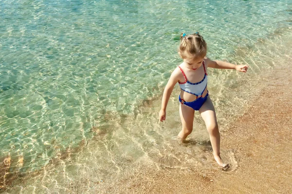 Kleines Schönes Mädchen Spaziert Einem Klaren Sommertag Strand Meer Entlang — Stockfoto