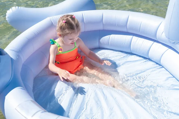 Niña Juega Una Piscina Inflable Mar Día Claro Verano — Foto de Stock