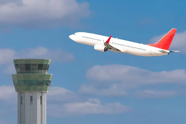 Avião Passageiros Decola Contra Fundo Uma Torre Controle Céu Azul — Fotografia de Stock