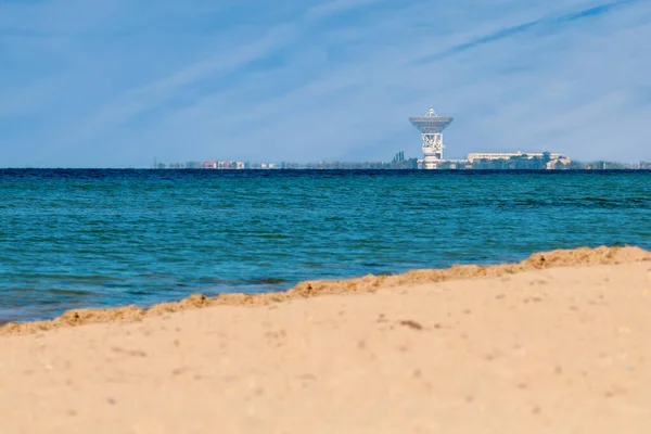 夏日站在海滨的空间无线电天线 — 图库照片