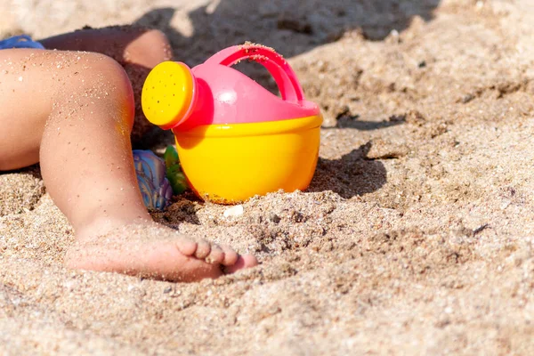 Bambino Che Gioca Con Annaffiatoio Giocattolo Sulla Spiaggia Una Chiara — Foto Stock