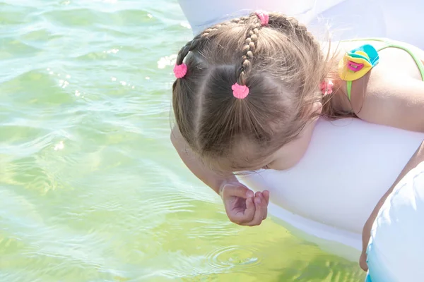 Petite Fille Trouve Sur Transat Sur Côte Mer Été Par — Photo