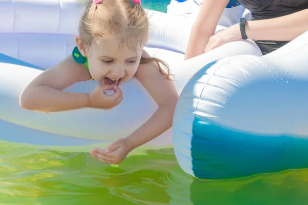 Niña Encuentra Una Tumbona Costa Del Mar Verano Día Claro —  Fotos de Stock