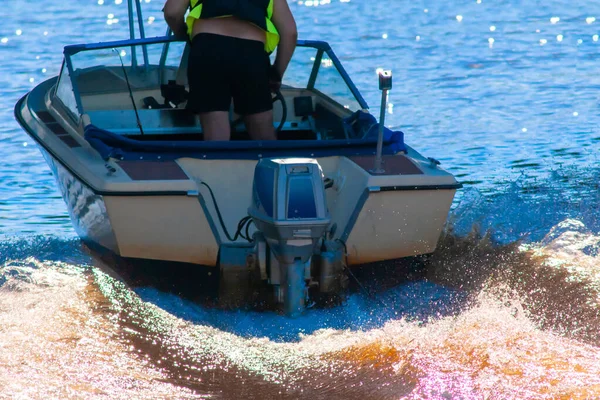 Bateau Descend Rivière Laissant Sentier Hélice Par Une Belle Journée — Photo