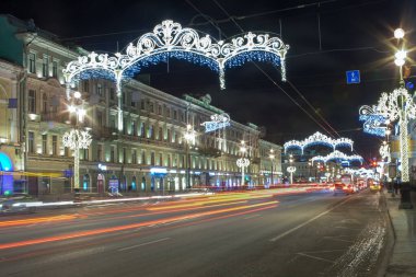 St. Petersburg, Rusya-Ocak 04.2017: Noel tatilleri sırasında kentin yeni yıl dekorasyonu. Rusya 'da Noel için şehirleri dekore etmeyi severler.