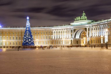 St. Petersburg, Rusya-Ocak 04.2017: Noel tatilleri sırasında kentin yeni yıl dekorasyonu. Rusya 'da Noel için şehirleri dekore etmeyi severler.