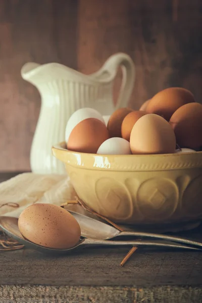 Φρέσκα Χωριάτικα Αυγά Μπολ Στο Τραπέζι — Φωτογραφία Αρχείου