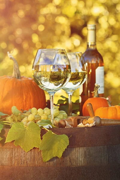 Vasos Vino Blanco Con Calabazas Barril — Foto de Stock