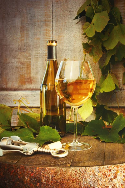 Bouteille Vin Blanc Avec Verre Sur Tonneau — Photo