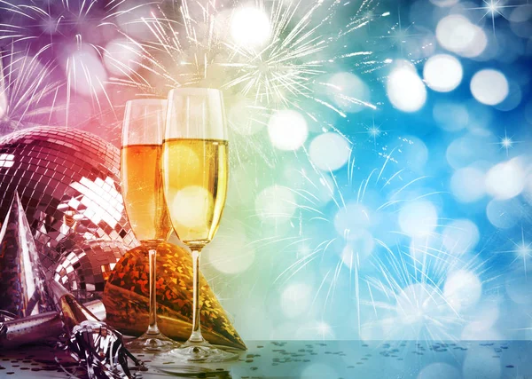 Twee Champagneglazen Tegen Nieuwjaar Stockfoto