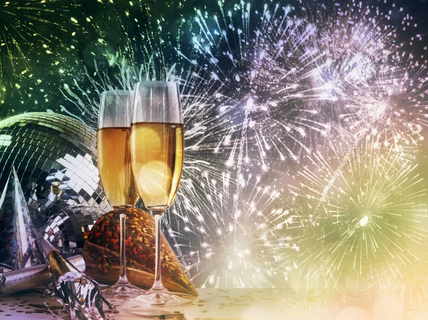 Twee Champagneglazen Tegen Nieuwjaar Vieringen Stockafbeelding