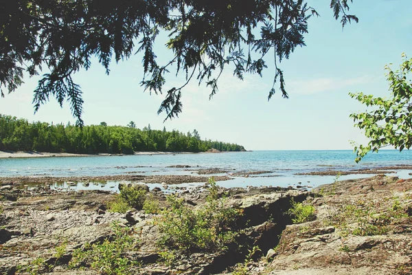 Stenig strand på kusten av Lake Superior — Stockfoto