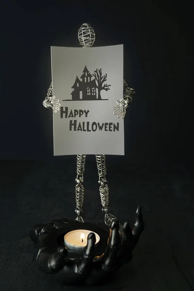 Maniquí Alambre Que Sostiene Tarjeta Halloween Con Vela — Foto de Stock