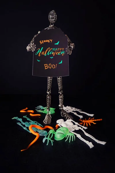 Kovová Figurína Drží Halloween Znamení — Stock fotografie