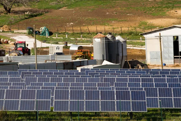 ローマ近郊の田園地帯にある太陽光発電工場 — ストック写真