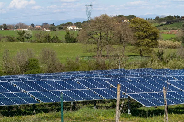 ローマ近郊の田園地帯にある太陽光発電工場 — ストック写真