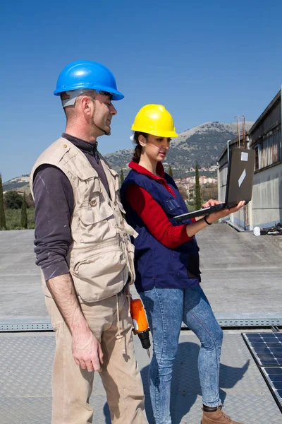 Joven Ingeniera Trabajador Calificado Edad Avanzada Instalando Una Planta Fotovoltaica —  Fotos de Stock