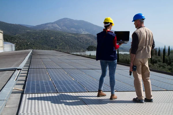 Joven Ingeniera Trabajador Calificado Edad Avanzada Instalando Una Planta Fotovoltaica —  Fotos de Stock