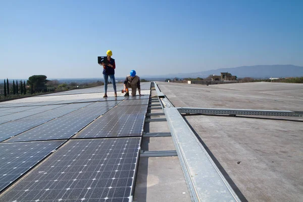 Jovem Engenheira Trabalhador Idoso Qualificado Que Adapta Uma Instalação Fotovoltaica — Fotografia de Stock