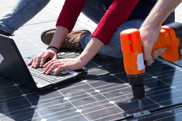 Técnicos Cualificados Que Trabajan Una Planta Fotovoltaica —  Fotos de Stock