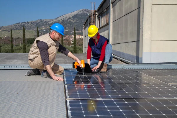 Jovem Engenheira Trabalhador Idoso Qualificado Que Adapta Uma Instalação Fotovoltaica — Fotografia de Stock