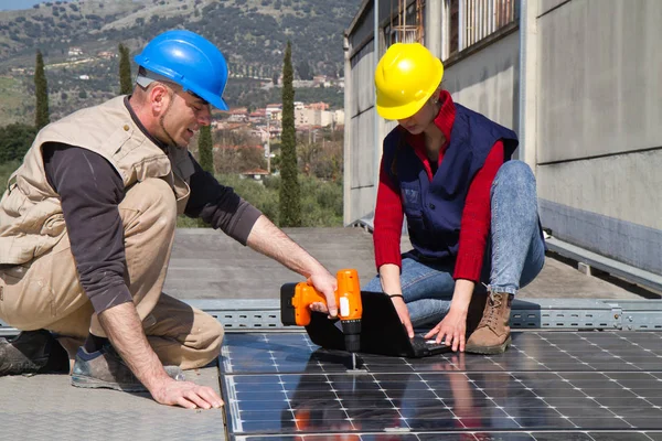 Joven Ingeniera Trabajador Calificado Edad Avanzada Instalando Una Planta Fotovoltaica — Foto de Stock