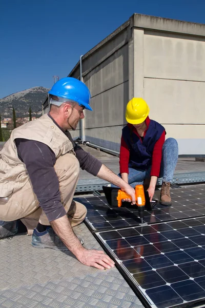 Junges Ingenieurmädchen Und Ein Älterer Facharbeiter Beim Einbau Einer Photovoltaikanlage — Stockfoto