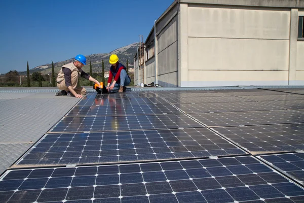 Junges Ingenieurmädchen Und Ein Älterer Facharbeiter Beim Einbau Einer Photovoltaikanlage — Stockfoto