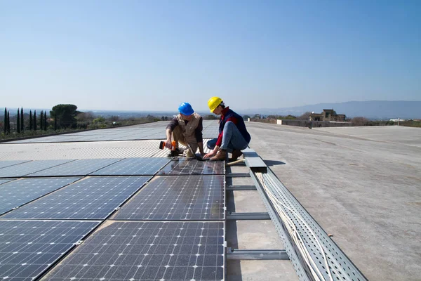 Young Engineer Girl Elderly Skilled Worker Fitting Photovoltaic Plant — Stock Photo, Image