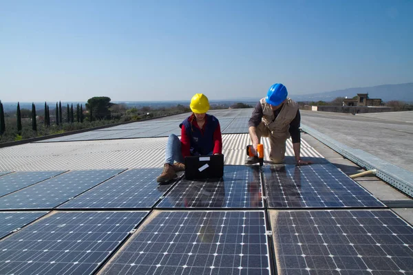 Jovem Engenheira Trabalhador Idoso Qualificado Que Adapta Uma Instalação Fotovoltaica Imagem De Stock