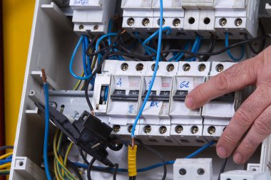 Elektrikli cihazları ile farklı araçları sabitleme elektrikçi