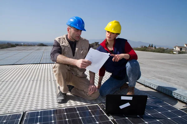 Giovane Ingegnere Ragazza Anziano Lavoratore Qualificato Montaggio Impianto Fotovoltaico — Foto Stock