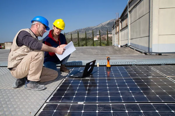 Jovem Engenheira Trabalhador Idoso Qualificado Que Adapta Uma Instalação Fotovoltaica — Fotografia de Stock