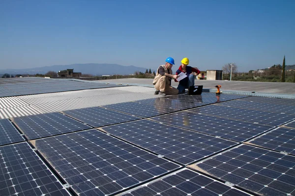 Junges Ingenieurmädchen Und Ein Älterer Facharbeiter Beim Einbau Einer Photovoltaikanlage — Stockfoto