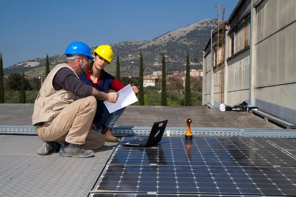 Giovane Ingegnere Ragazza Anziano Lavoratore Qualificato Montaggio Impianto Fotovoltaico — Foto Stock