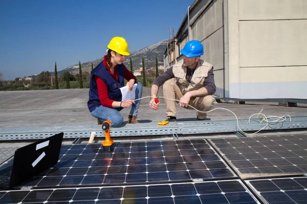 Joven Ingeniera Trabajador Calificado Edad Avanzada Instalando Una Planta Fotovoltaica — Foto de Stock