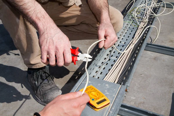 Bekwame Technici Die Werken Aan Een Fotovoltaïsche Installatie — Stockfoto