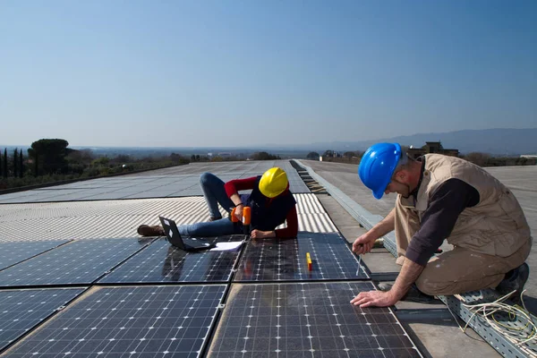 Junges Ingenieurmädchen Und Ein Älterer Facharbeiter Beim Einbau Einer Photovoltaikanlage — Stockfoto