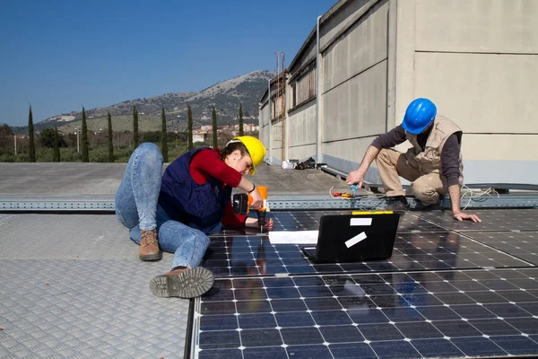 Junges Ingenieurmädchen Und Ein Älterer Facharbeiter Beim Einbau Einer Photovoltaikanlage — Stockfoto