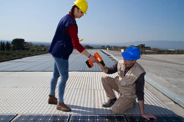 Genç Bir Mühendis Kız Yaşlı Bir Vasıflı Işçi Bir Fotovoltaik — Stok fotoğraf