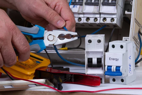 Electricista Fijación Dispositivos Eléctricos Con Diferentes Herramientas —  Fotos de Stock