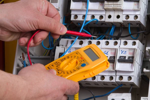 Electricista Fijación Dispositivos Eléctricos Con Diferentes Herramientas — Foto de Stock