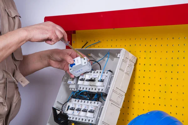 Eletricista Fixação Dispositivos Elétricos Com Diferentes Ferramentas — Fotografia de Stock