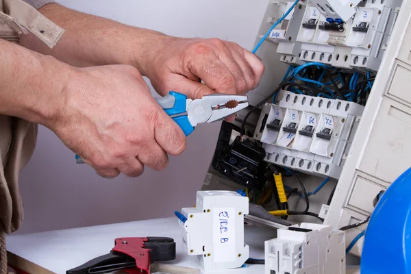 Elektriker Repariert Elektrische Geräte Mit Verschiedenen Werkzeugen — Stockfoto