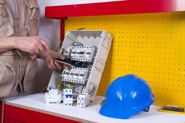 Elektriker Repariert Elektrische Geräte Mit Verschiedenen Werkzeugen Stockbild