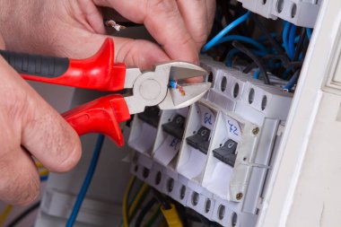 Elektrikli cihazları ile farklı araçları sabitleme elektrikçi