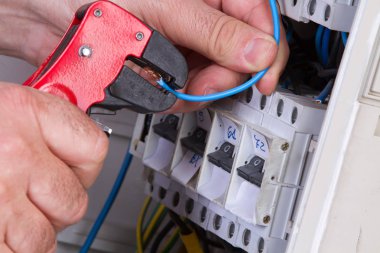 Elektrikli cihazları ile farklı araçları sabitleme elektrikçi